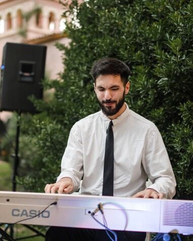 Pianista de Tempo Urbano tocando al aire libre